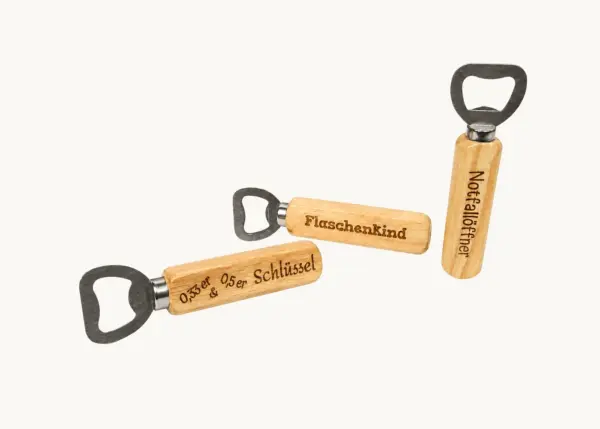 Flaschenöffner aus Holz mit Gravur